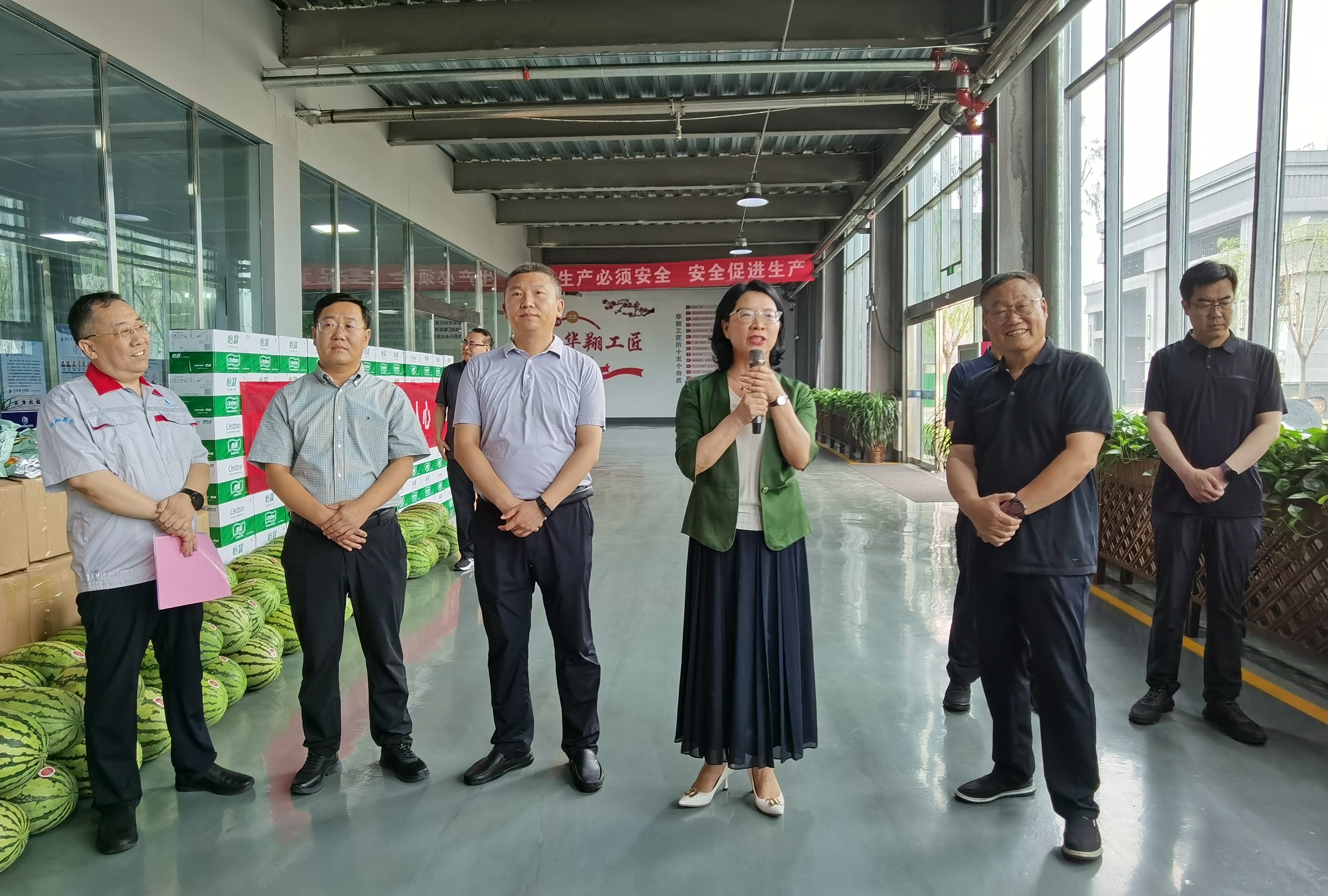 清涼慰問暖人心、凝心聚力鼓干勁
